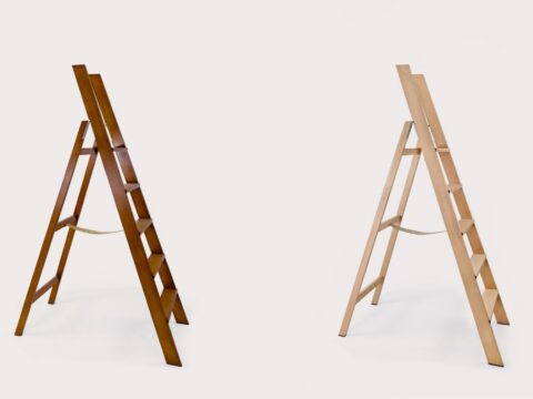 Dos escaleras Simplex de madera de haya, una en acabado nogal y otra en un acabado claro
