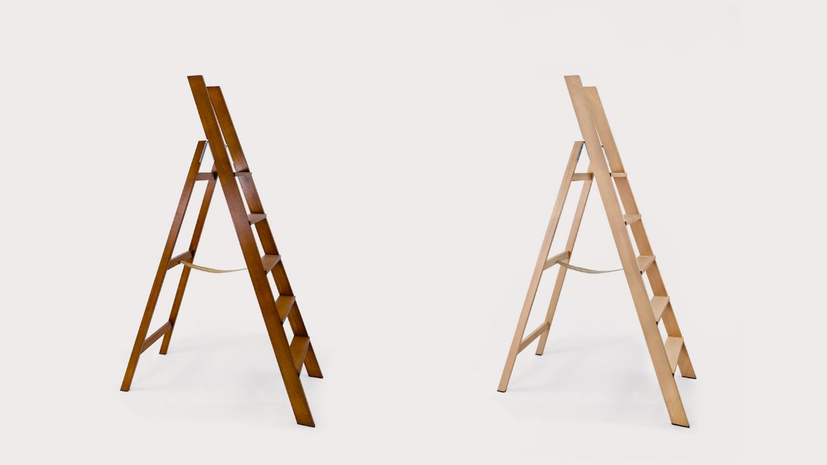 Dos escaleras Simplex de madera de haya, una en acabado nogal y otra en un acabado claro